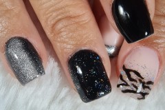 ONGLES-NOIRS